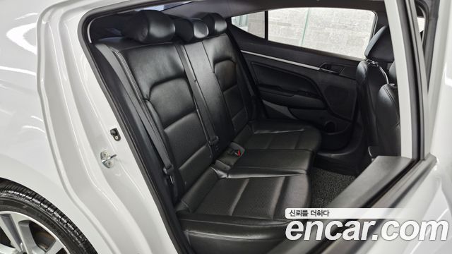 Hyundai AVANTE 2018 — photo 12