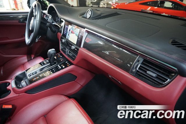 Porsche Macan 2022 — photo 19