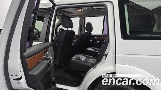 Land Rover Discovery 2016 — photo 11