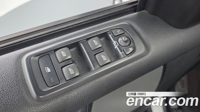 Land Rover Discovery 2016 — photo 14