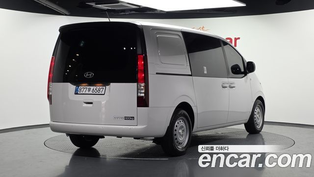 Hyundai Staria 2025 — photo 2
