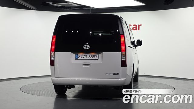 Hyundai Staria 2025 — photo 4