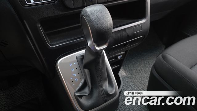 Hyundai Staria 2025 — photo 9