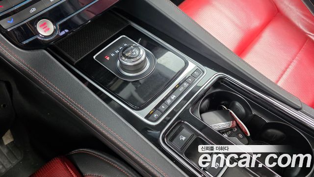 Jaguar F-PACE 2017 — photo 9