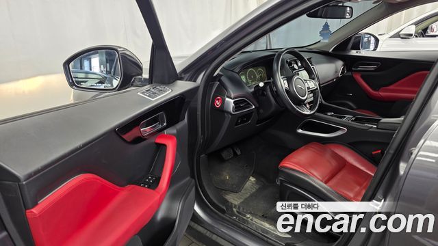 Jaguar F-PACE 2017 — photo 10