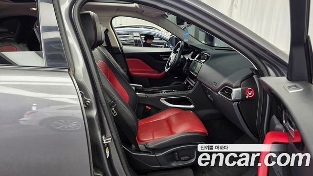 Jaguar F-PACE 2017 — photo 11