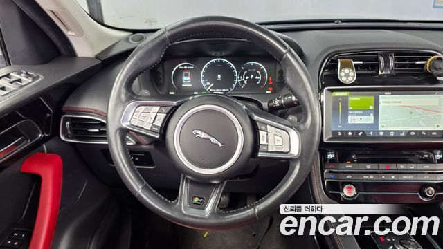 Jaguar F-PACE 2017 — photo 13