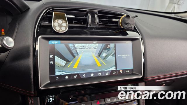Jaguar F-PACE 2017 — photo 15