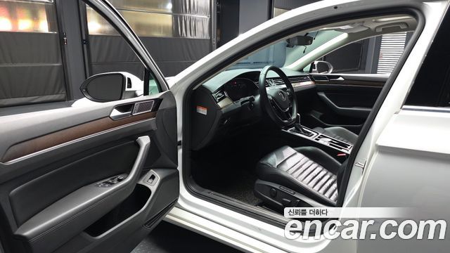 Volkswagen Passat 2018 — photo 10