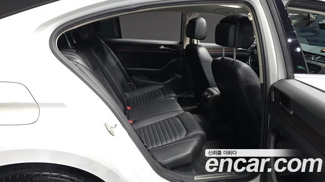 Volkswagen Passat 2018 — photo 12