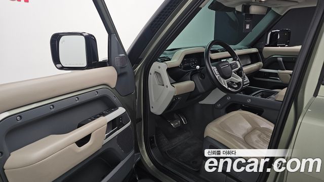 Land Rover Defender 2022 — photo 17