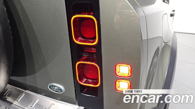 Land Rover Defender 2022 — photo 9