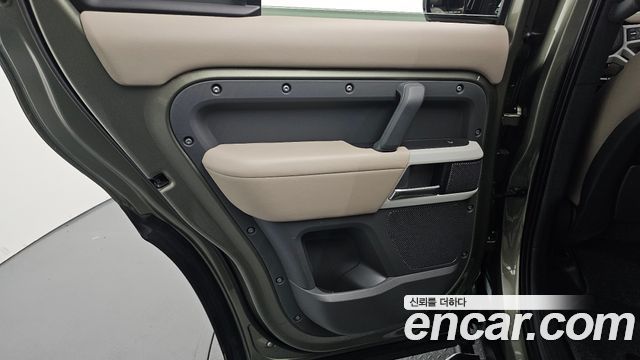 Land Rover Defender 2022 — photo 15