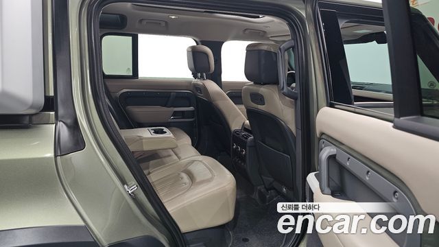 Land Rover Defender 2022 — photo 16
