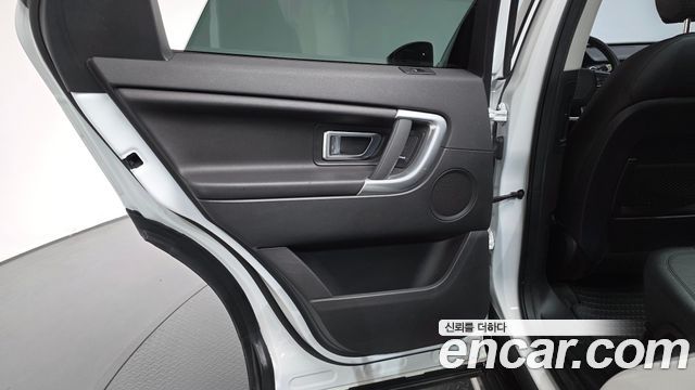 Land Rover Discovery Sport 2017 — photo 15