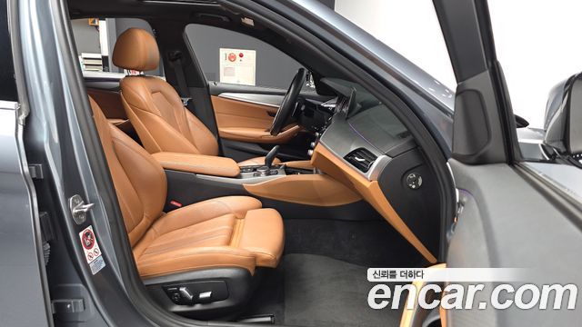 BMW 5-Series 2018 — photo 11