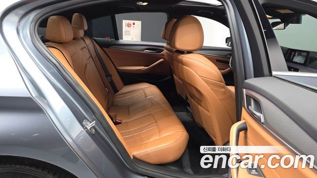 BMW 5-Series 2018 — photo 12