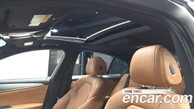 BMW 5-Series 2018 — photo 18