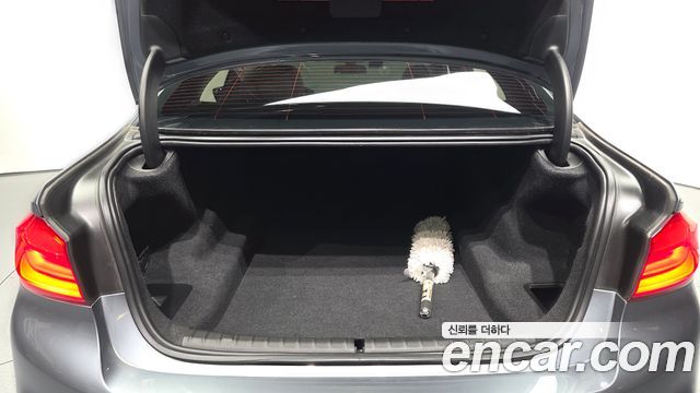 BMW 5-Series 2018 — photo 20