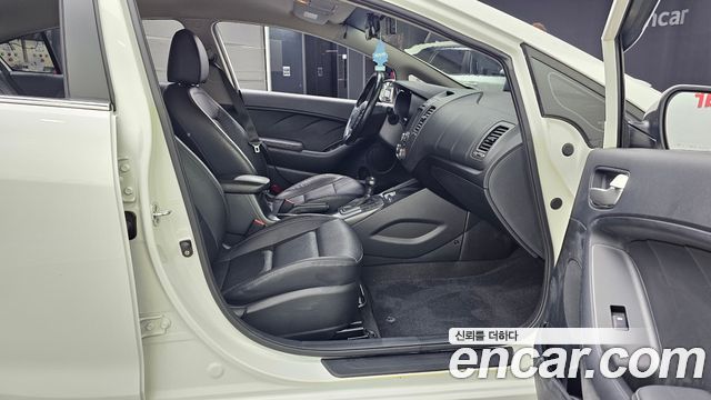 Kia K3 2015 — photo 17