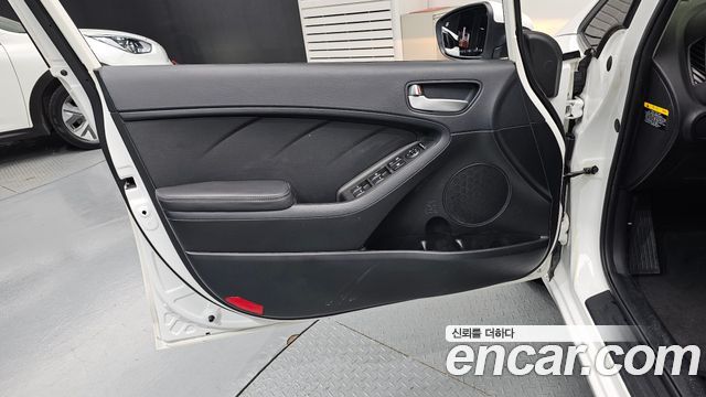 Kia K3 2015 — photo 14