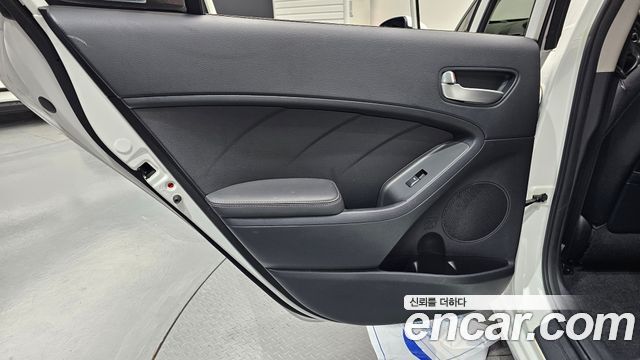 Kia K3 2015 — photo 15