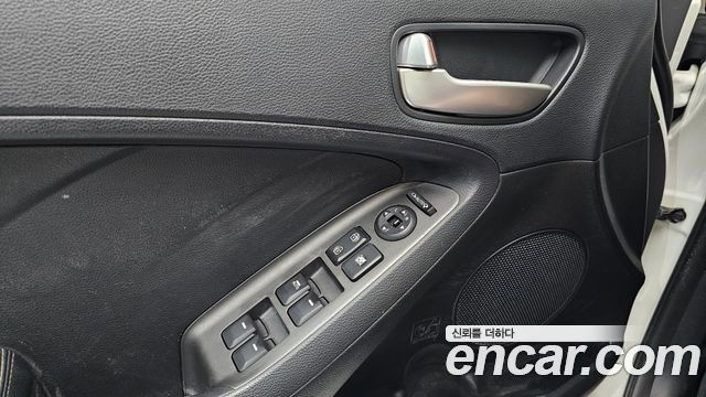 Kia K3 2015 — photo 30
