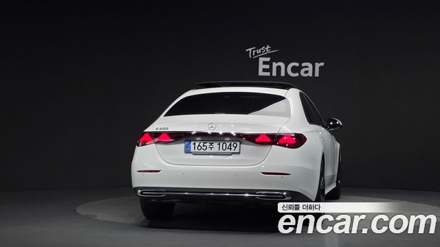 Mercedes-Benz E-Class 2025 — photo 4