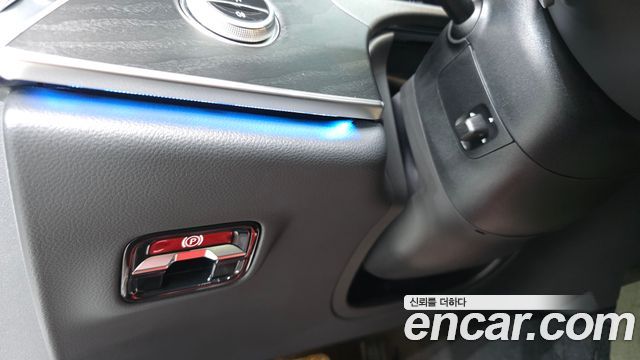 Mercedes-Benz E-Class 2025 — photo 19