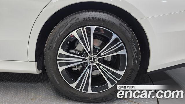 Mercedes-Benz E-Class 2025 — photo 7