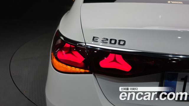 Mercedes-Benz E-Class 2025 — photo 9