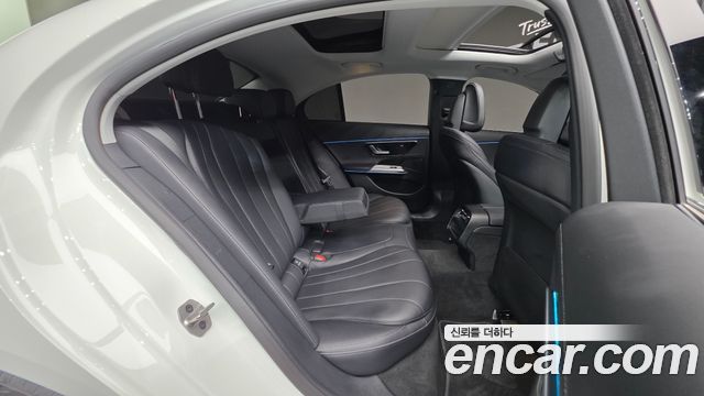 Mercedes-Benz E-Class 2025 — photo 33