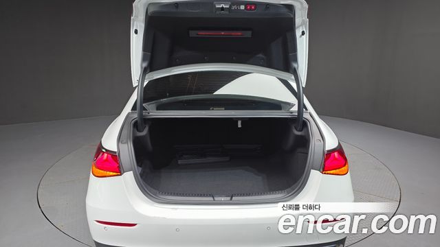 Mercedes-Benz E-Class 2025 — photo 34
