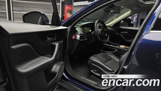 Jaguar F-PACE 2017 — photo 10