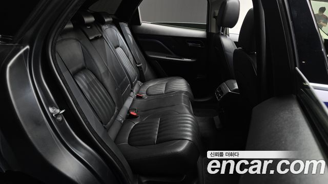 Jaguar F-PACE 2017 — photo 11