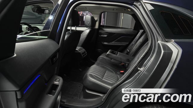 Jaguar F-PACE 2017 — photo 12