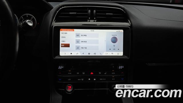 Jaguar F-PACE 2017 — photo 14