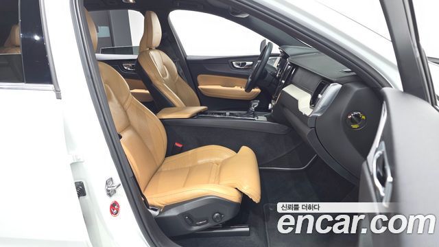 Volvo XC60 2020 — photo 11