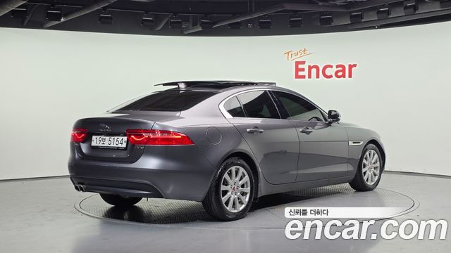 Jaguar XE 2018 — photo 2