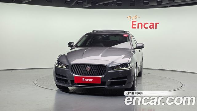 Jaguar XE 2018 — photo 3