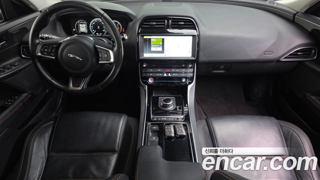 Jaguar XE 2018 — photo 10