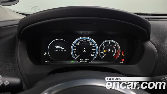 Jaguar XE 2018 — photo 11