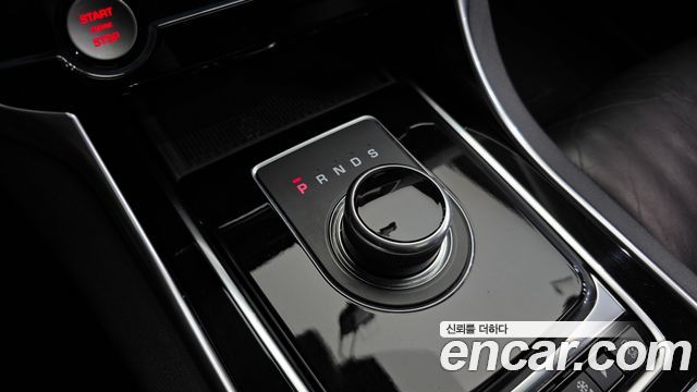 Jaguar XE 2018 — photo 12