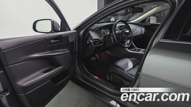 Jaguar XE 2018 — photo 13