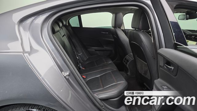 Jaguar XE 2018 — photo 17