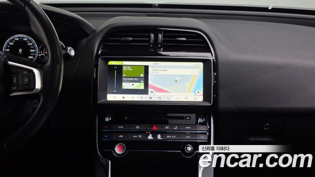 Jaguar XE 2018 — photo 18