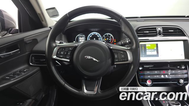 Jaguar XE 2018 — photo 19
