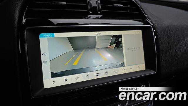 Jaguar XE 2018 — photo 20