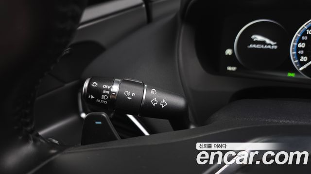 Jaguar XE 2018 — photo 22