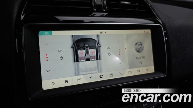 Jaguar XE 2018 — photo 24